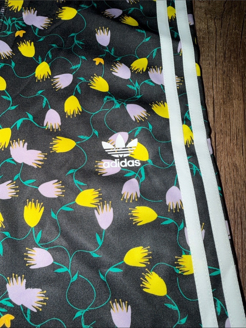 Adidas Originals All Over Print Floral Trefoil Biker Shorts size S EEUC - Picture 2 of 6